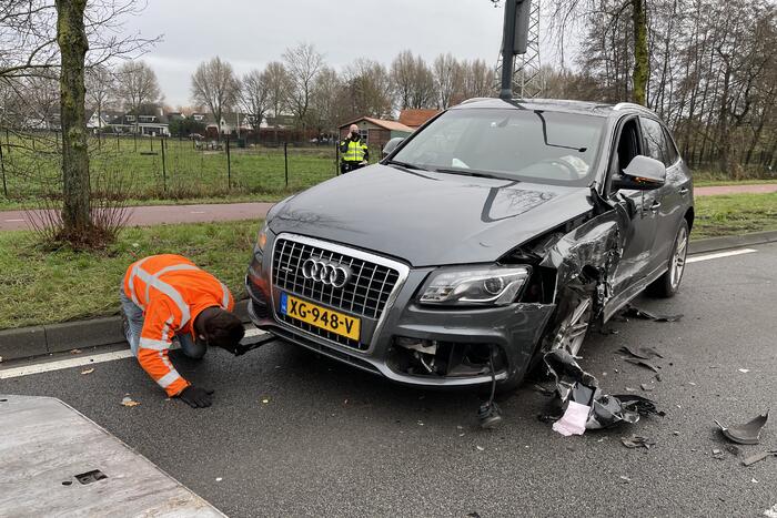 Veel schade na botsing tussen twee auto's