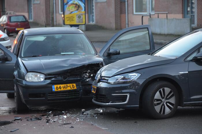 Gewonde bij aanrijding tussen twee voertuigen