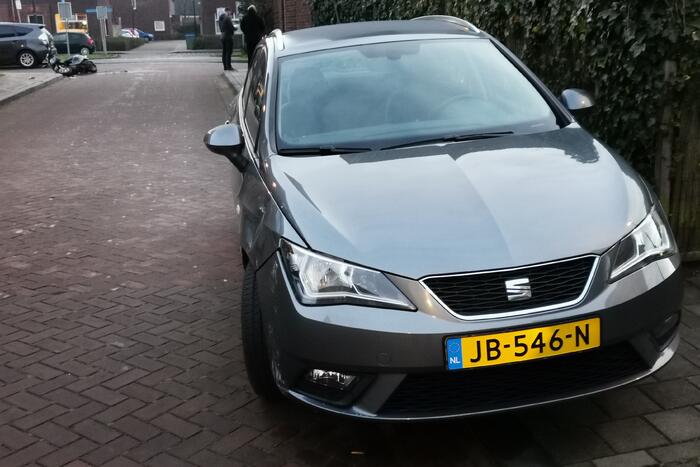 Scooterrijder botst op auto