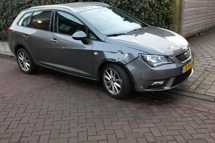 Scooterrijder botst op auto