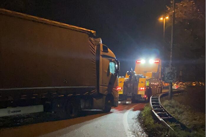 Vrachtwagen rijdt zich vast in zandbak