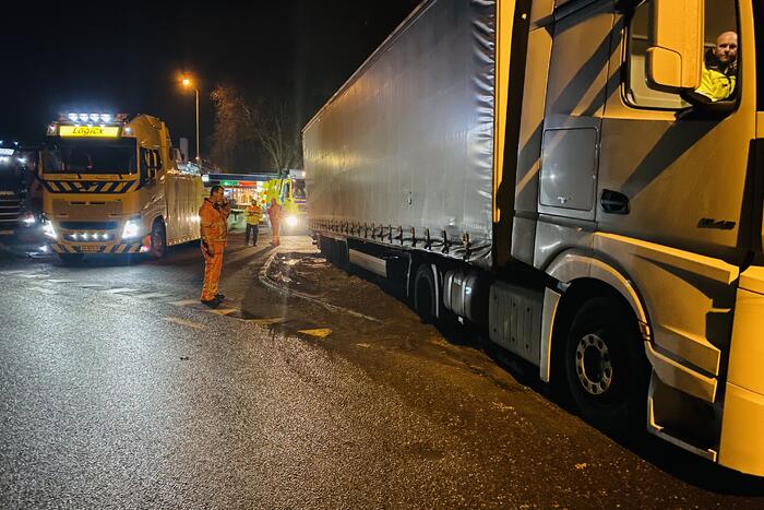 Vrachtwagen rijdt zich vast in zandbak