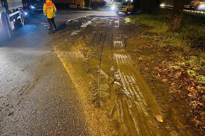 Vrachtwagen rijdt zich vast in zandbak