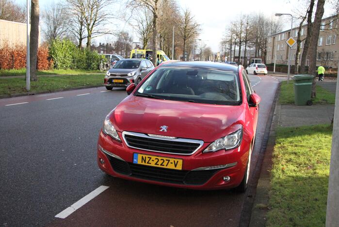 Fietsster gewond naar het ziekenhuis na botsing met auto
