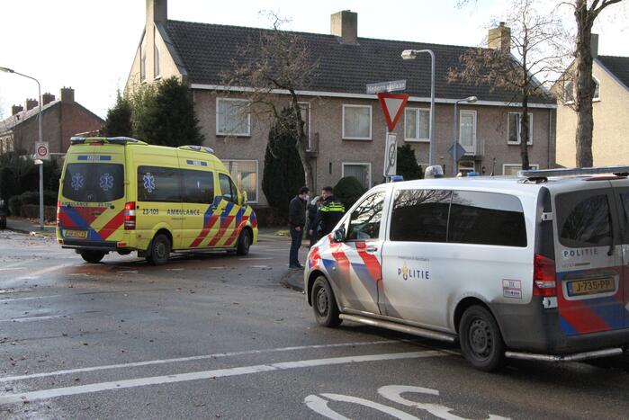 Fietsster gewond naar het ziekenhuis na botsing met auto
