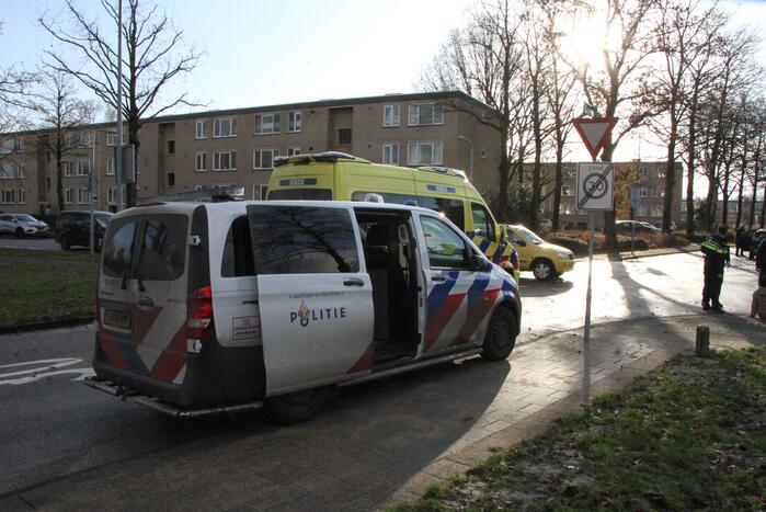 Fietsster gewond naar het ziekenhuis na botsing met auto