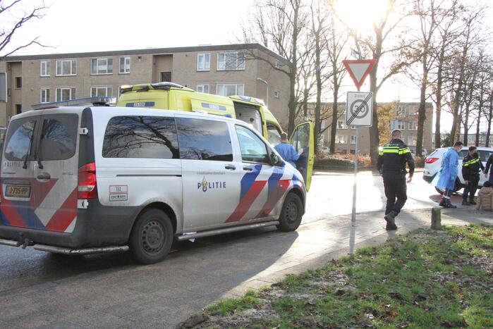 Fietsster gewond naar het ziekenhuis na botsing met auto