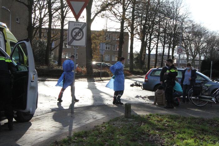 Fietsster gewond naar het ziekenhuis na botsing met auto