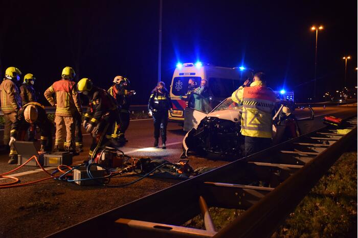 Auto botst tegen pijlwagen