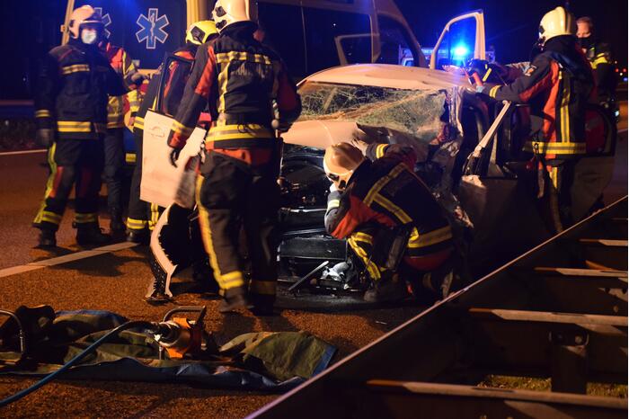Auto botst tegen pijlwagen