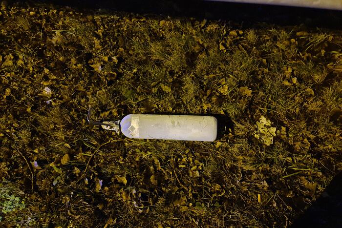 Auto botst tegen pijlwagen