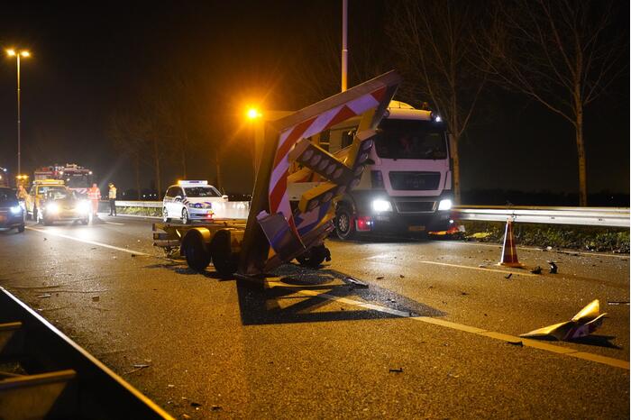 Auto botst tegen pijlwagen