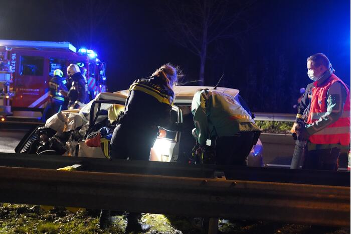 Auto botst tegen pijlwagen