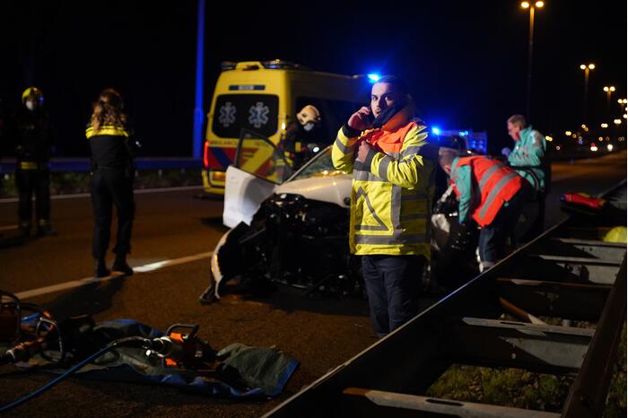 Auto botst tegen pijlwagen