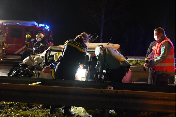 Auto botst tegen pijlwagen