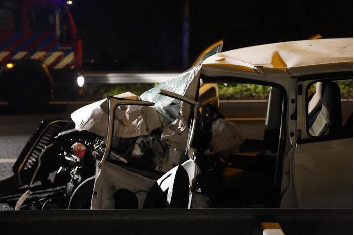 Auto botst tegen pijlwagen