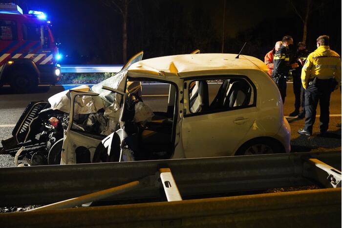 Auto botst tegen pijlwagen
