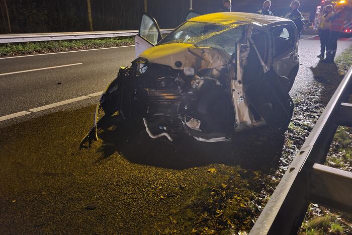 Auto botst tegen pijlwagen