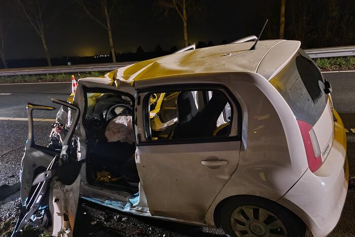 Auto botst tegen pijlwagen