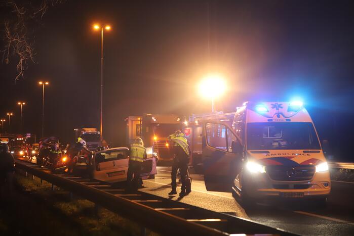 Auto botst tegen pijlwagen