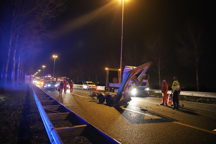 Auto botst tegen pijlwagen