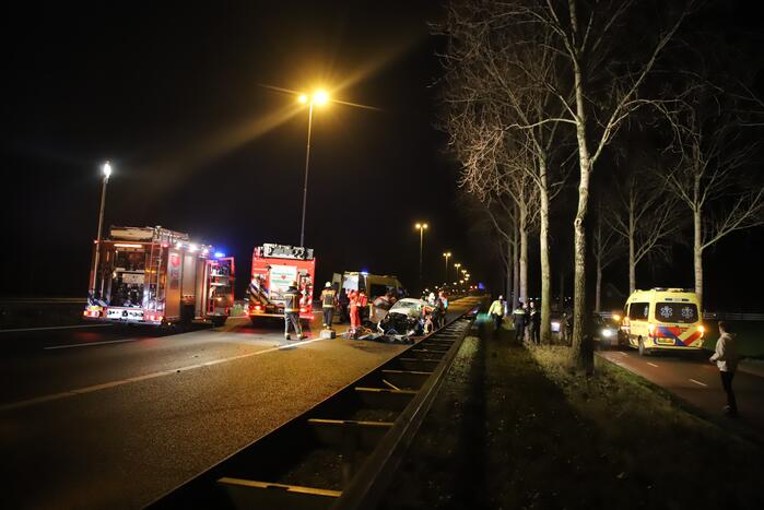 Auto botst tegen pijlwagen