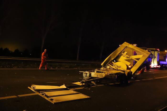 Auto botst tegen pijlwagen