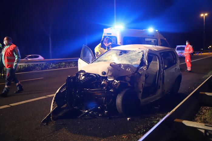 Auto botst tegen pijlwagen
