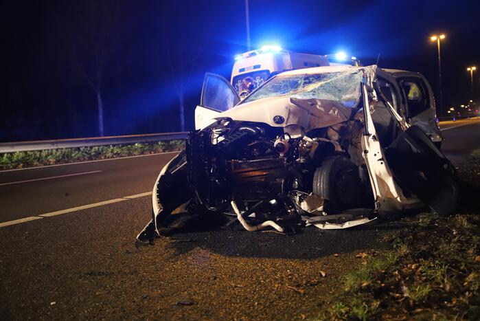 Auto botst tegen pijlwagen