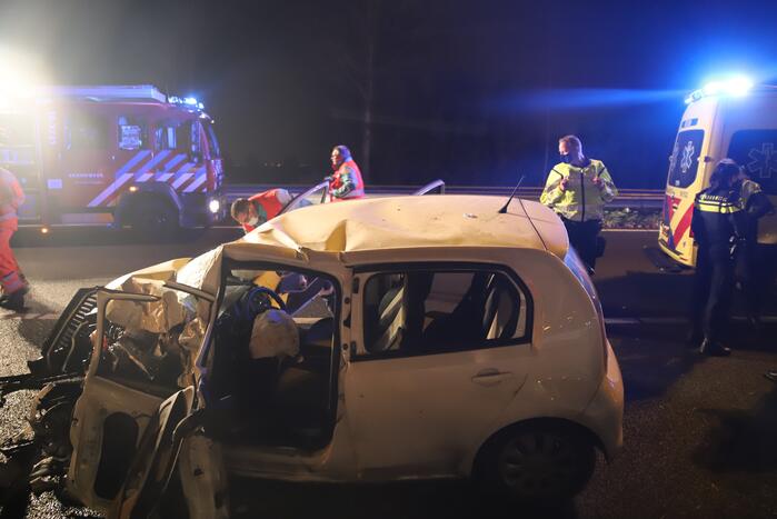 Auto botst tegen pijlwagen