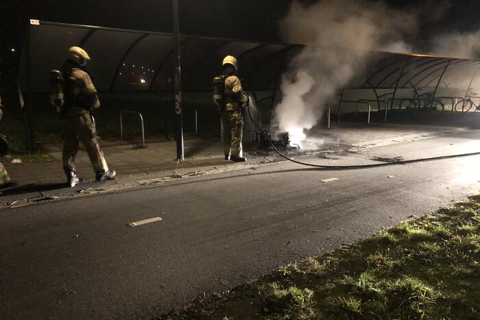 Brommer door brand verwoest