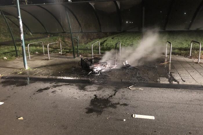 Brommer door brand verwoest