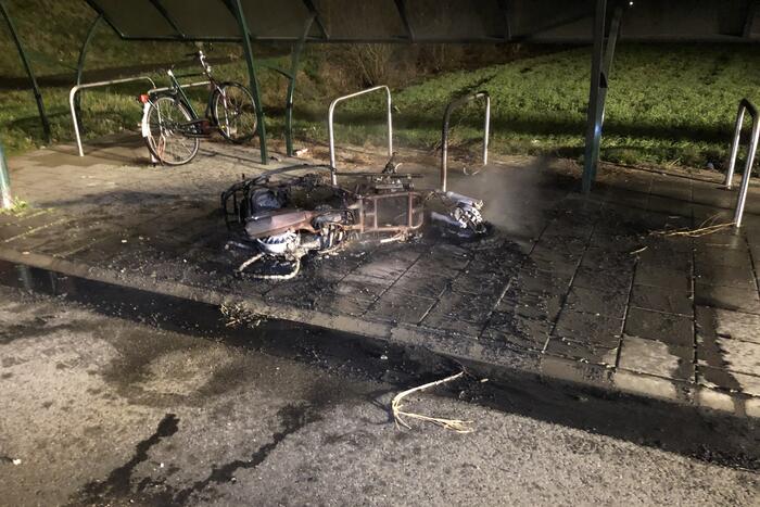 Brommer door brand verwoest