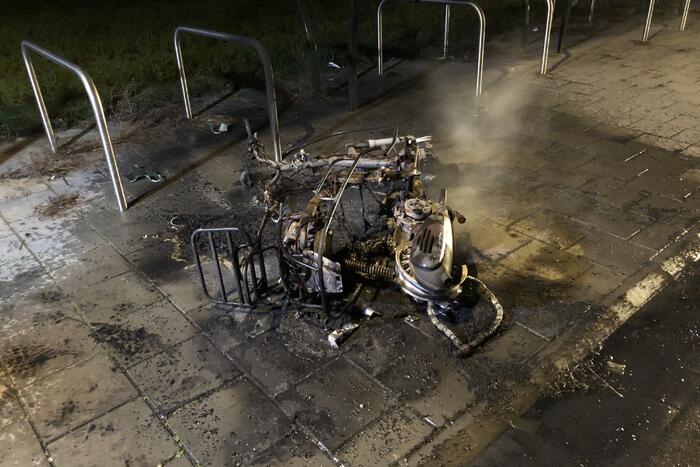 Brommer door brand verwoest