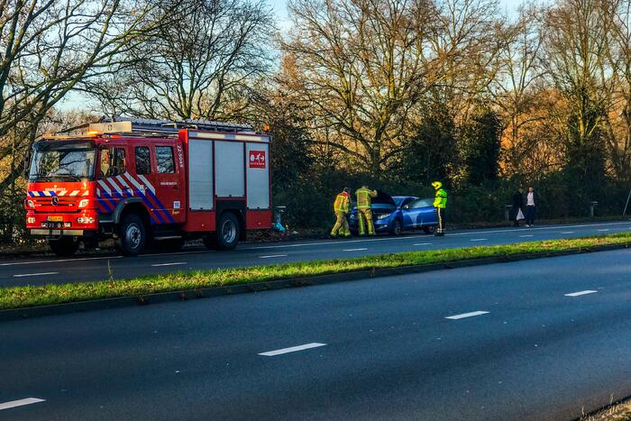 Auto vliegt tijdens het rijden spontaan in brand