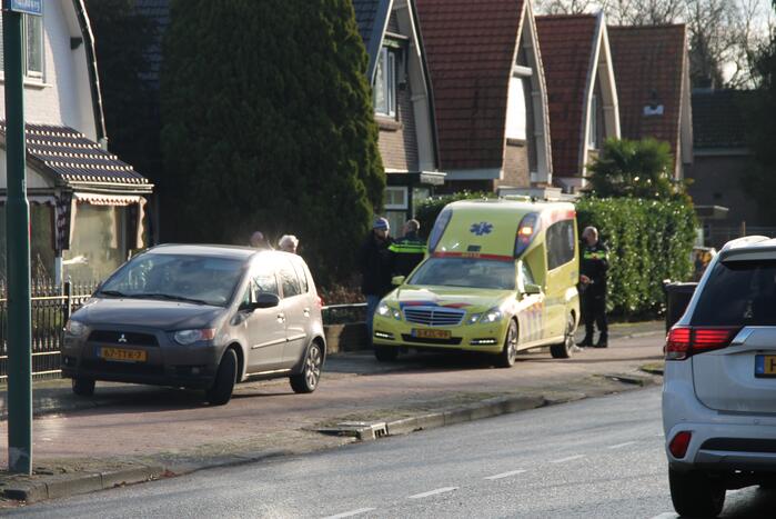 Auto en fietser botsen met elkaar