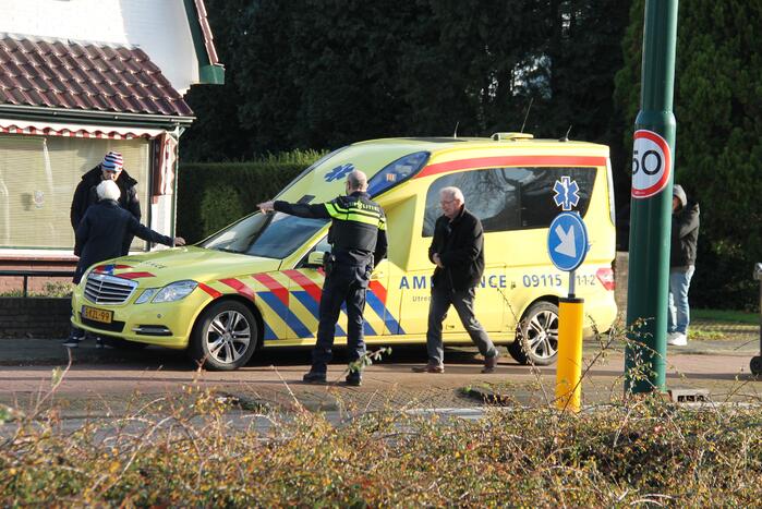 Auto en fietser botsen met elkaar