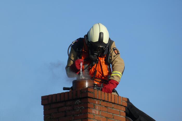 Flinke schoorsteenbrand bij woning