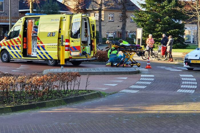 Fietsster aangereden op rotonde
