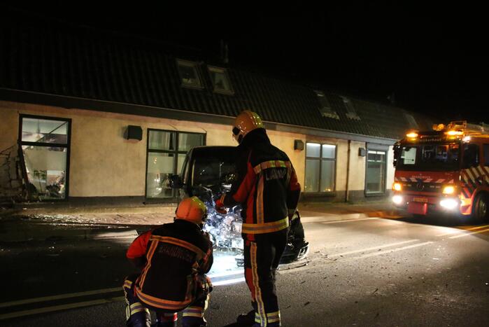 Automobilist knalt op huis