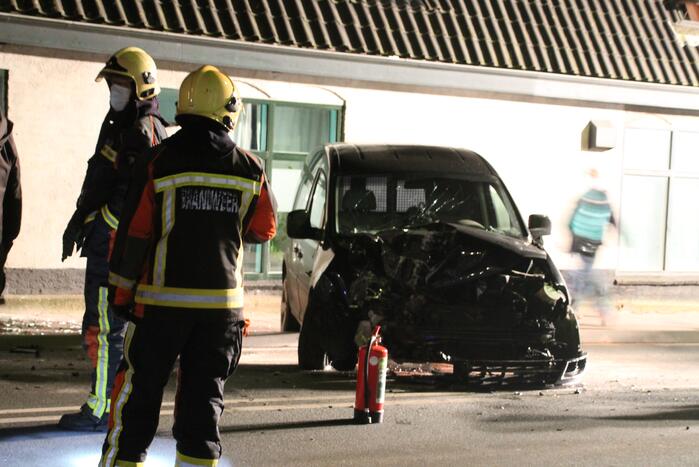 Automobilist knalt op huis