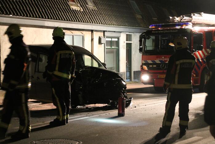 Automobilist knalt op huis