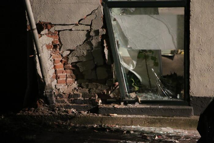 Automobilist knalt op huis