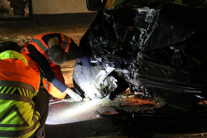 Automobilist knalt op huis