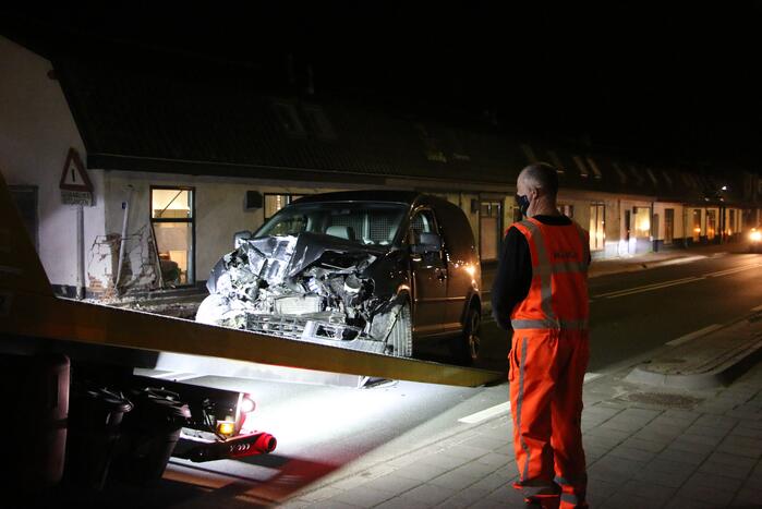 Automobilist knalt op huis