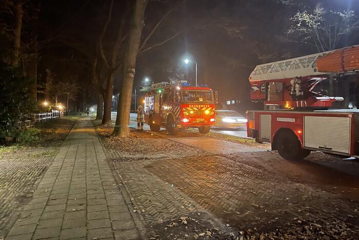 Brandweer blust brand in schoorsteen