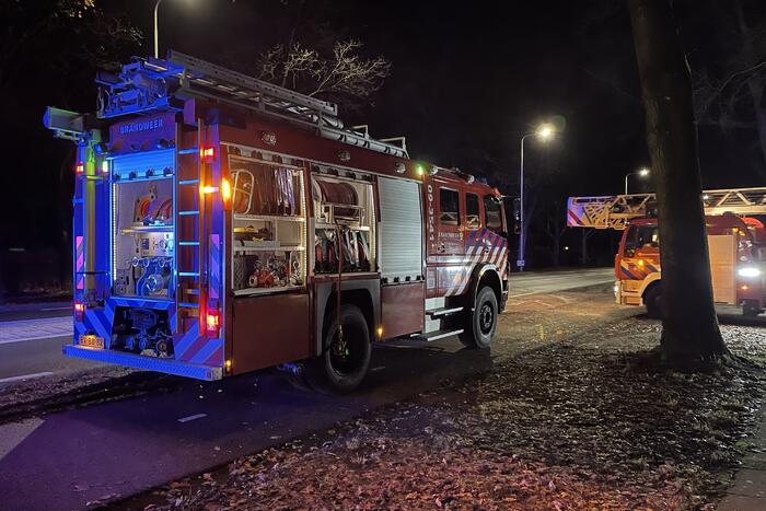 Brandweer blust brand in schoorsteen