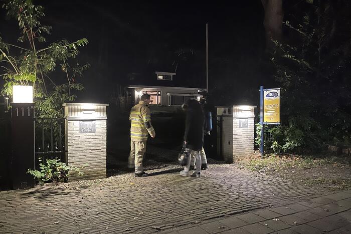 Brandweer blust brand in schoorsteen