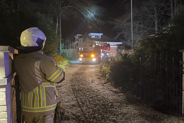 Brandweer blust brand in schoorsteen