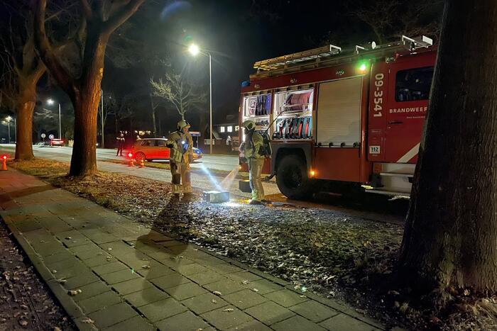 Brandweer blust brand in schoorsteen